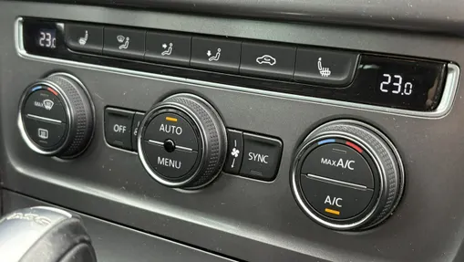 VOLKSWAGEN Golf -