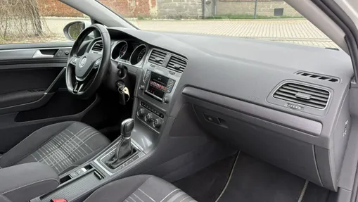 VOLKSWAGEN Golf -