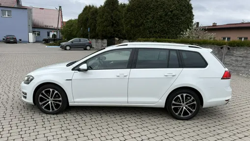 VOLKSWAGEN Golf -