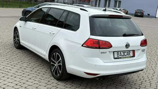 VOLKSWAGEN Golf -