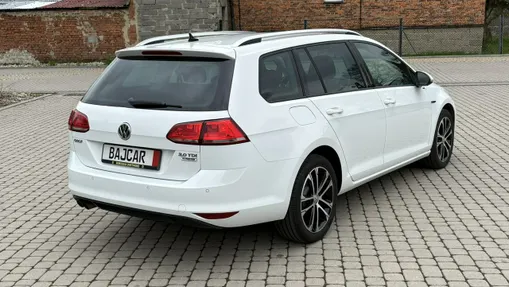 VOLKSWAGEN Golf -