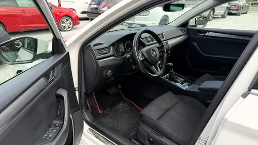 SKODA Superb -