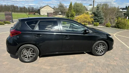 TOYOTA Auris -