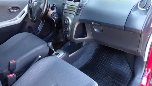 TOYOTA Yaris -