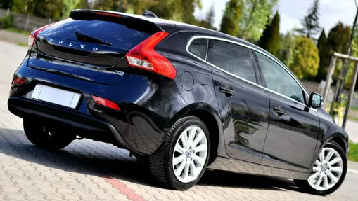 VOLVO V40 -