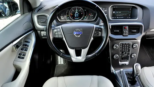 VOLVO V40 -