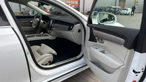 VOLVO S90 -