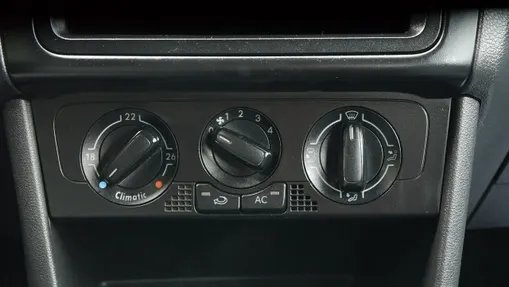 VOLKSWAGEN Polo -
