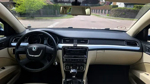 SKODA Superb -