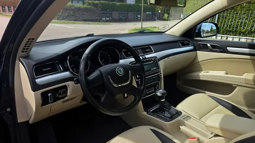 SKODA Superb -