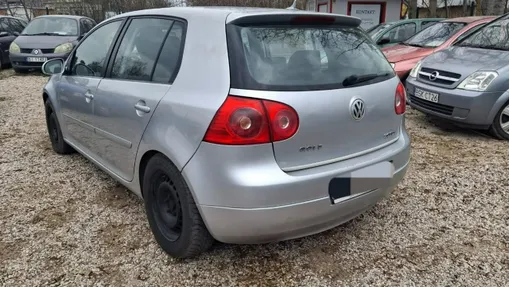 VOLKSWAGEN Golf -