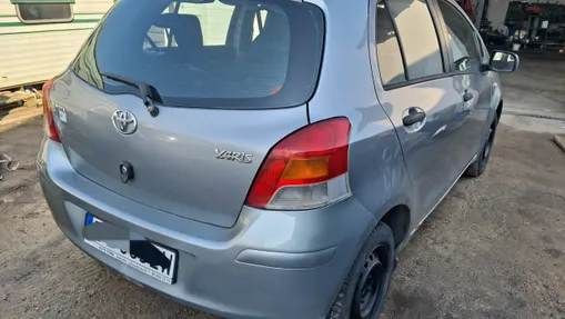 TOYOTA Yaris -