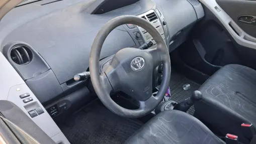 TOYOTA Yaris -