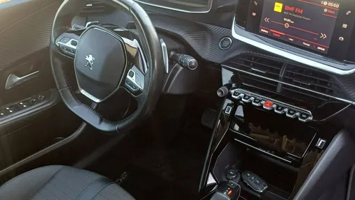 PEUGEOT 208 -