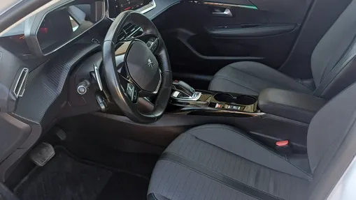 PEUGEOT 208 -
