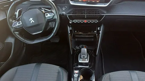 PEUGEOT 208 -