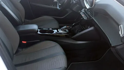 PEUGEOT 208 -