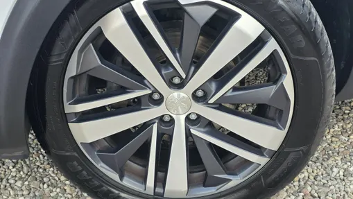 PEUGEOT 5008 -