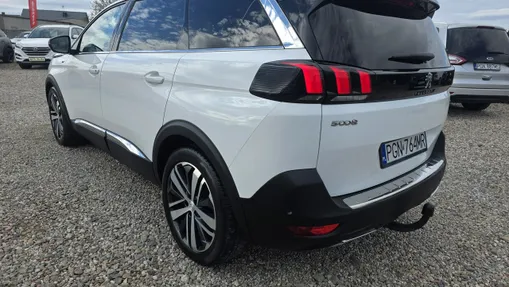 PEUGEOT 5008 -