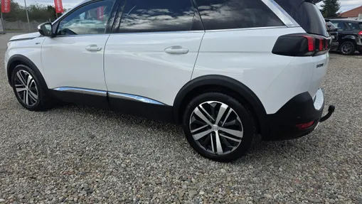 PEUGEOT 5008 -