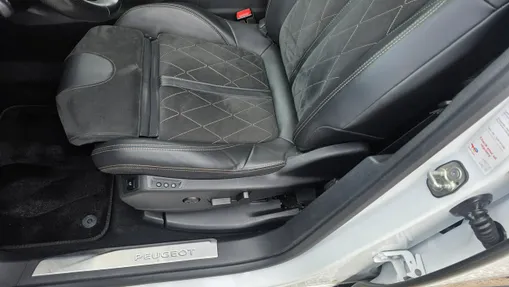 PEUGEOT 5008 -