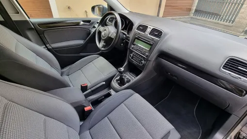 VOLKSWAGEN Golf -
