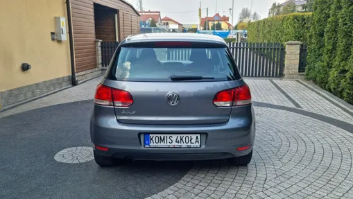 VOLKSWAGEN Golf -