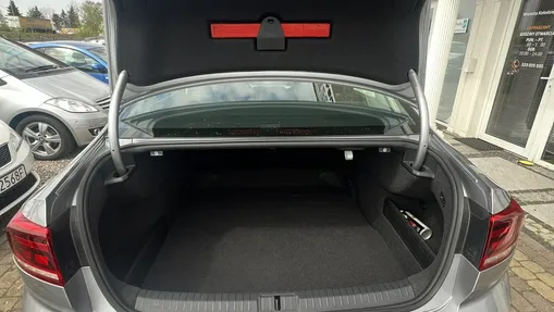VOLKSWAGEN Passat -