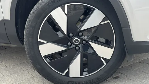 VOLVO XC40 XC40 73kWh Recharge Plus aut