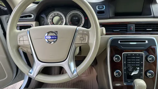 VOLVO XC70 -