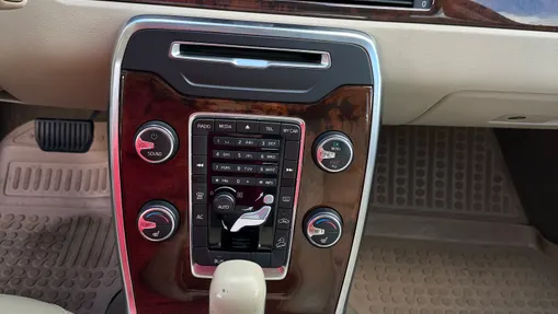 VOLVO XC70 -