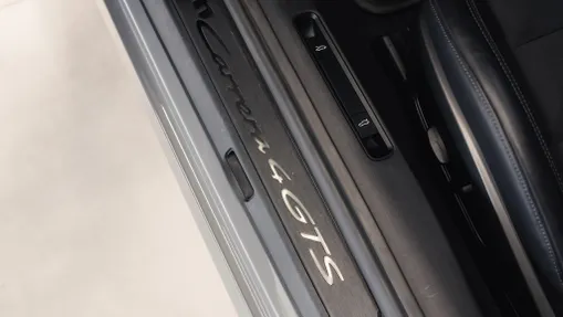 PORSCHE 911 911 Carrera 4 GTS