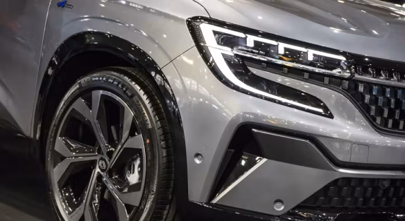 Renault Austral 2025 po liftingu: hybrydowy SUV nowej generacji