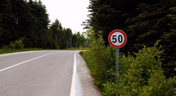 Ponad 50 km/h w terenie niezabudowanym? Możesz stracić prawo jazdy!
