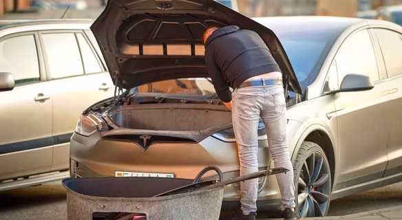 Co czwarta Tesla nie przeszła przeglądu? Jak wypadają inne elektryki?