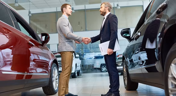 Komis samochodowy czy dealer samochodowy - gdzie kupić używane auto