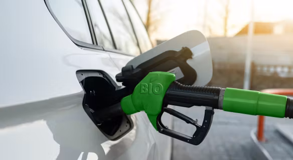 Przyszłość aut spalinowych po 2035 roku -zostają, ale tankowane tylk biopaliwem