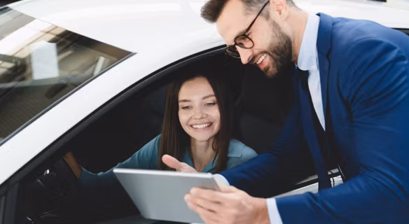 Jak sfinansować nowe auto, gdy brakuje gotówki? Leasing konsumencki, kredyt czy wynajem?