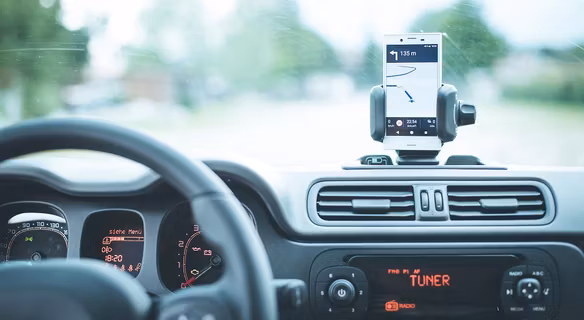 Jaka nawigacja samochodowa na telefon? Porównanie najlepszych aplikacji GPS na smartfona