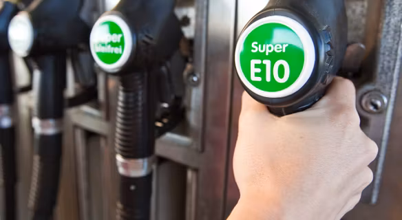 Benzyna E10 – czym jest i do jakich aut nie można jej tankować?