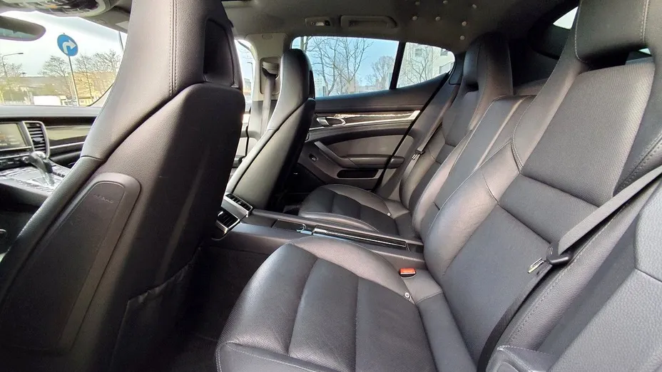 PORSCHE Panamera -