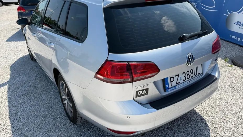VOLKSWAGEN Golf -