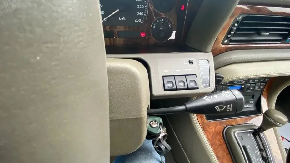 JAGUAR XJ -