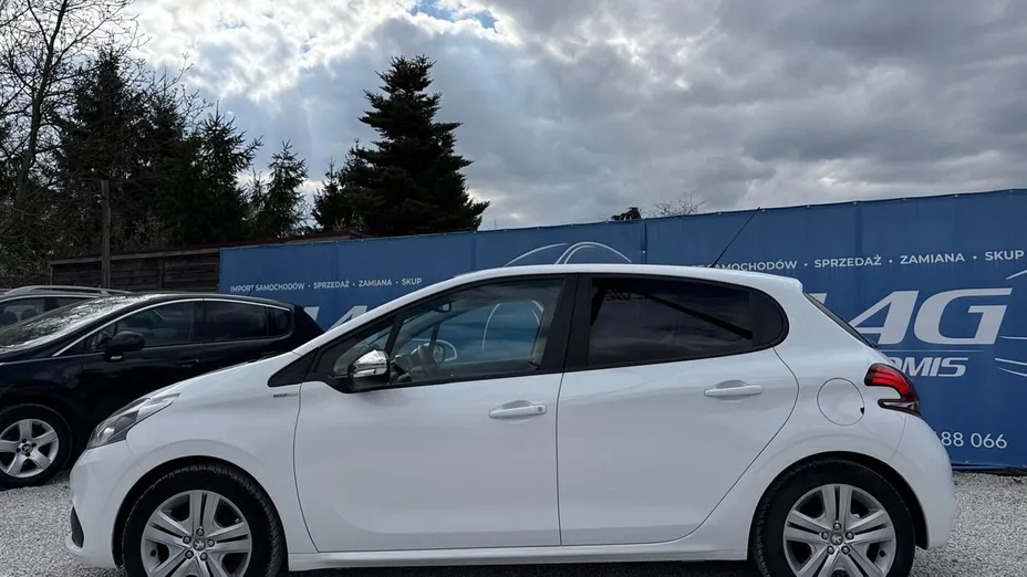 PEUGEOT 208 -