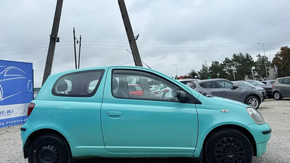 TOYOTA Yaris -