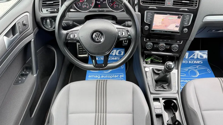 VOLKSWAGEN Golf -