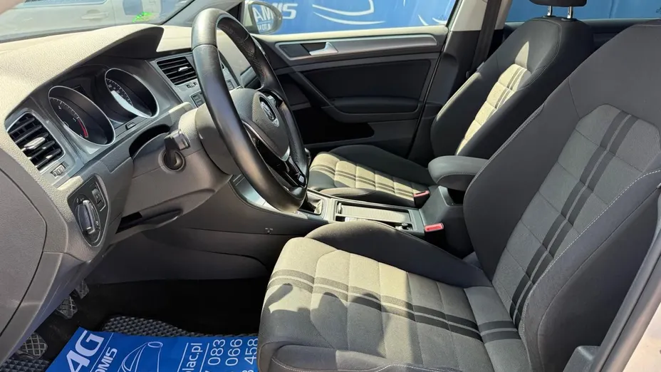 VOLKSWAGEN Golf -