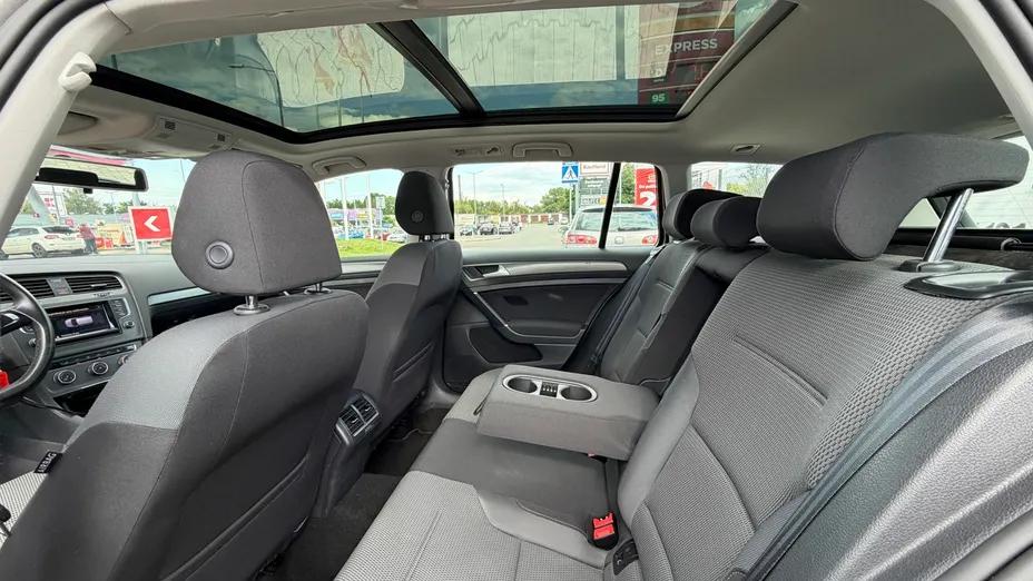 VOLKSWAGEN Golf -