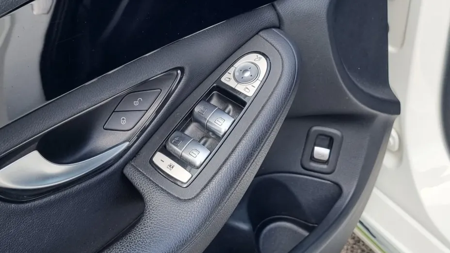 MERCEDES-BENZ C Klasa C 200 9G-TRONIC