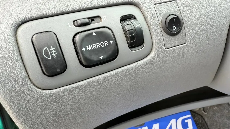 TOYOTA Yaris -